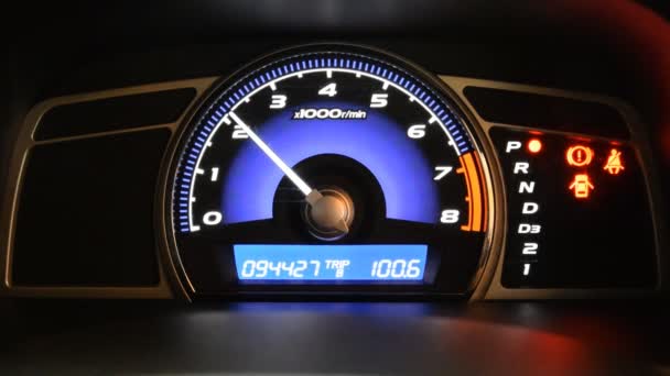 車のダッシュ ボードと走行距離のクローズ アップ — ストック動画