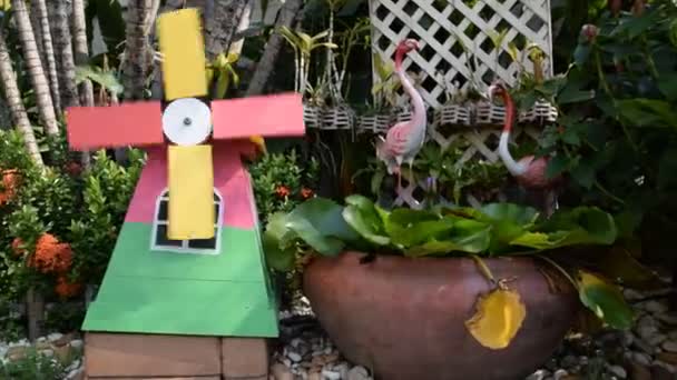 緑豊かな庭園の小さな木製タービン — ストック動画