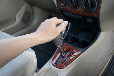 otomatik vites üzerinde el