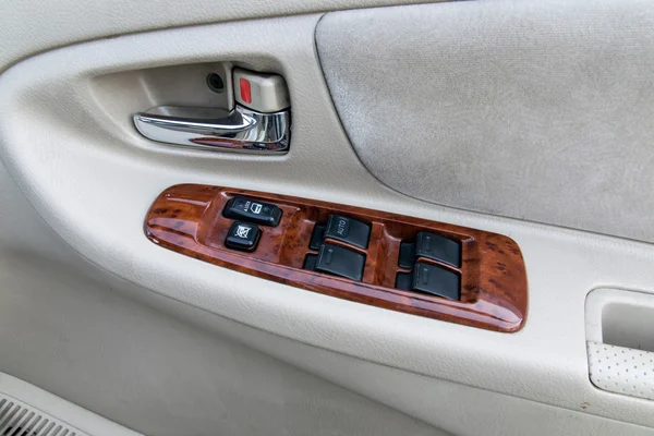 Bilen inredningsdetaljer av dörr handtag med windows kontroller och ad — Stockfoto