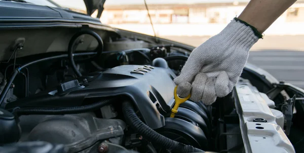 Ellenőrizze a motor olaj szint — Stock Fotó