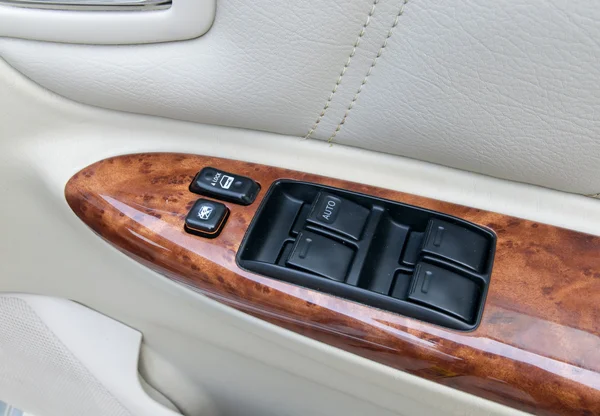 Autó belső részleteinek ajtó fogantyú ad és windows-vezérlők — Stock Fotó