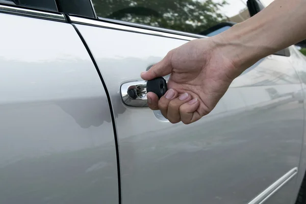 Open car door with key — Stock Photo, Image