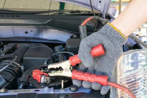 車バッテリーの充電を自動車関連技術者 — ストック写真