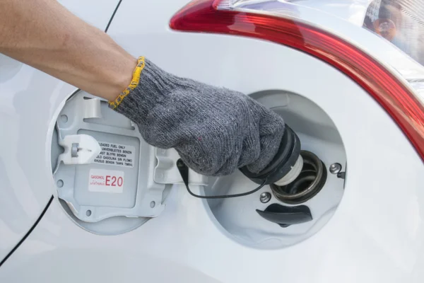 Hand opening the oil filler cap — Stock Photo, Image