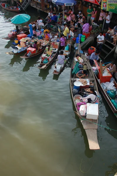 Amphawa, Thailand-February 10, 2008 : Boats loaded with fruits a — Stock Photo, Image