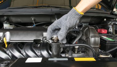 Açık kapak metal kapak motor soğutma için bir radyatör üzerine el