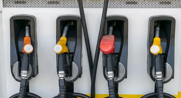 Bicos de bomba no posto de gasolina . — Fotografia de Stock