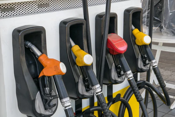 Bicos de bomba no posto de gasolina — Fotografia de Stock