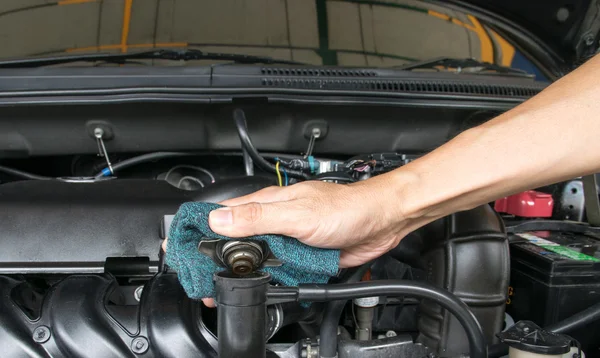 Couvercle métallique de soupape ouvert à la main sur un radiateur pour le refroidissement du moteur — Photo