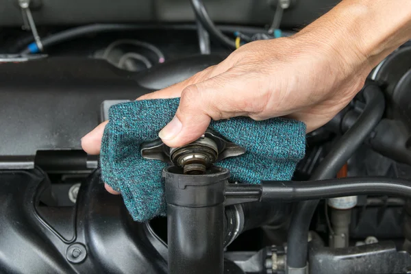 Açık kapak metal kapak motor soğutma için bir radyatör üzerine el