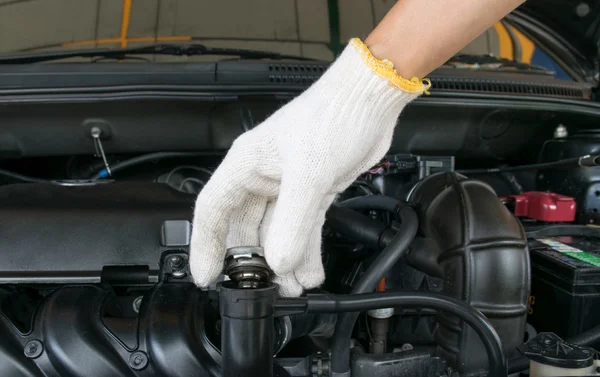 Açık kapak metal kapak motor soğutma için bir radyatör üzerine el