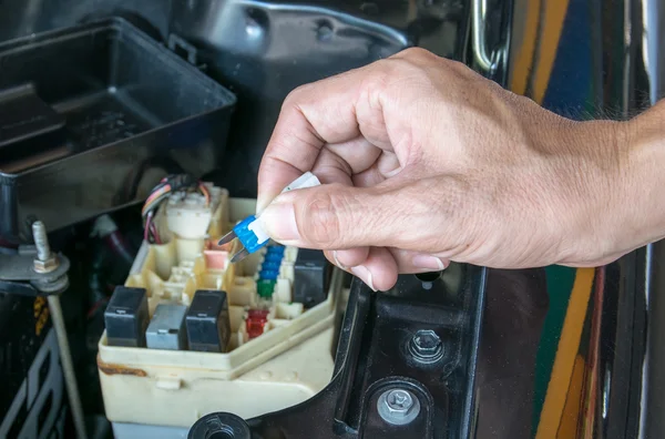 Mecânico automático verificando um fusível do carro — Fotografia de Stock