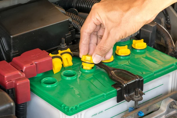 Mechanic the battery of a car — Stock Photo, Image