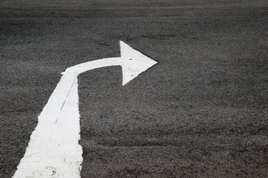 bir çimento yerdeki okları.