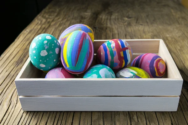 Uova di Pasqua su sfondo di legno. Focus selettivo . — Foto Stock