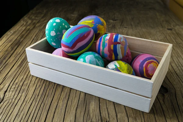 Huevos de Pascua sobre fondo de madera. Enfoque selectivo . — Foto de Stock