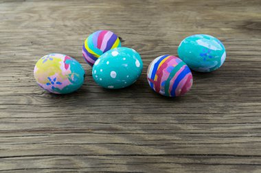 Paskalya yumurtaları ahşap arka plan üzerinde. Seçici odak.
