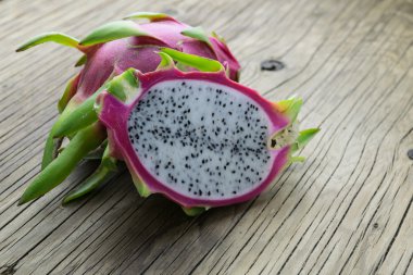 Dragon meyve üzerinde eski ahşap masa