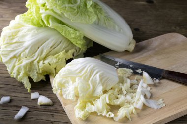 ahşap kesme tahtası üzerinde kıyılmış Çin lahanası