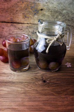 ahşap bir masa üzerinde bir kavanoza üzüm kompostosu