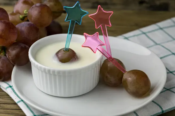 Grape yoghurt på trä bordet — Stockfoto