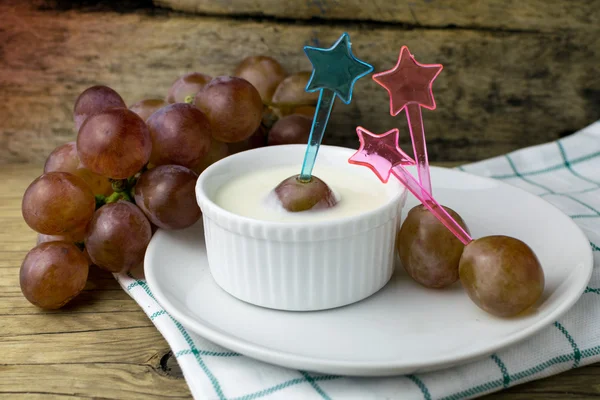 Grape yoghurt på trä bordet — Stockfoto