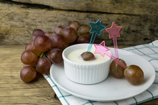 Grape yoghurt på trä bordet — Stockfoto