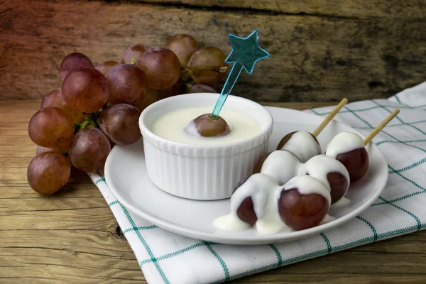 Grape yoghurt på trä bordet — Stockfoto