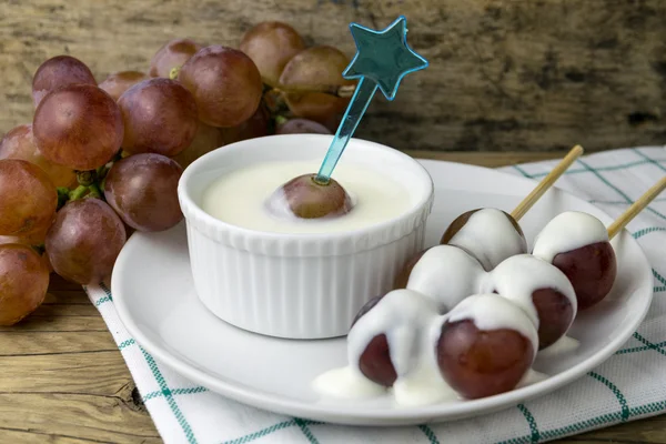 Grape yoghurt på trä bordet — Stockfoto