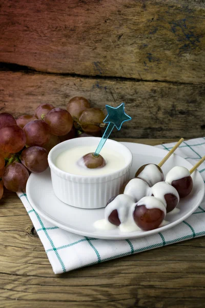 Grape yoghurt på trä bordet — Stockfoto