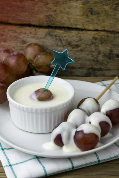 Grape yoghurt på trä bordet — Stockfoto