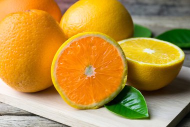 Turuncu ahşap bir masa üzerinde. Seçici odak.