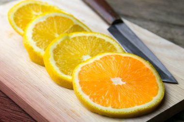 Taze turuncu bir kesme tahtası ve bıçak. Seçici odak.