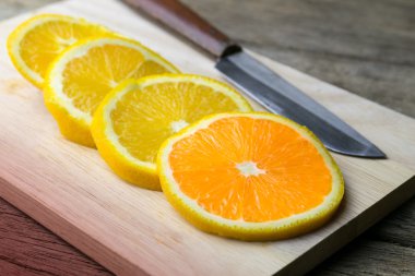 Taze turuncu bir kesme tahtası ve bıçak. Seçici odak.