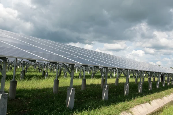 Fotovoltaïsche of zonnepaneel voor hernieuwbare energie of elektriciteit — Stockfoto