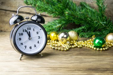 Alalrm-saat ve Noel baubles ahşap arka plan üzerinde