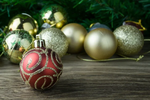 Bolas de Navidad sobre fondo de madera vieja para la decoración —  Fotos de Stock