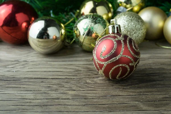 Noel topları dekorasyon için eski ahşap arka plan üzerinde — Stok fotoğraf