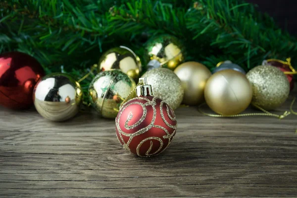 Palle di Natale su vecchio sfondo di legno per la decorazione — Foto Stock