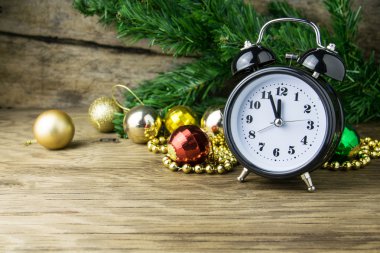 Alalrm-saat ve Noel baubles ahşap arka plan üzerinde