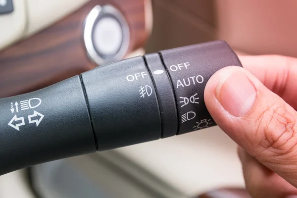 Arabanın içinde ışık düğmesi var.