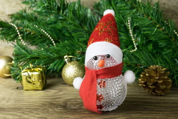 Παιχνίδι χιονάνθρωπος Χριστούγεννα και διακοσμήσεις Χριστουγέννων σε παλιά ξύλινα ΒΑ — Φωτογραφία Αρχείου