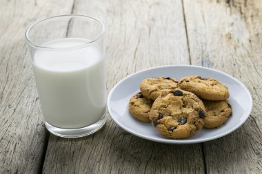 kurabiye ve süt ahşap masa üzerinde bir cam