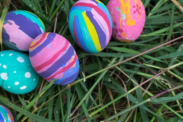 Ostereier im grünen Gras. Selektiver Fokus. — Stockfoto