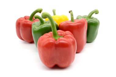 Beyaz arkaplanda dolmalık biber