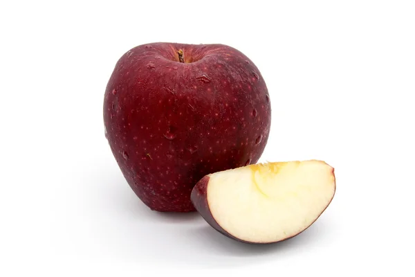 Verse rode appels met verlaat geïsoleerd op witte achtergrond — Stockfoto