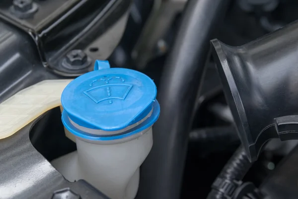 Le bouchon liquide dans le moteur de la voiture — Photo