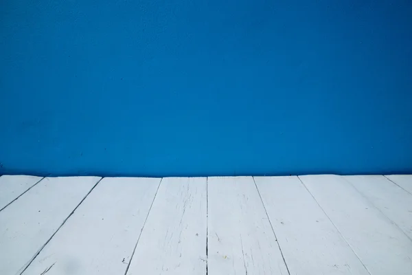 Blå väggar och trägolv interiör bakgrund — Stockfoto