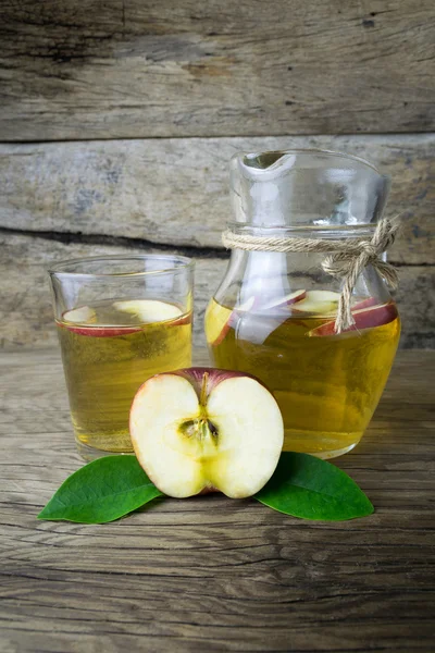 Appelsap en appels op een houten tafel — Stockfoto